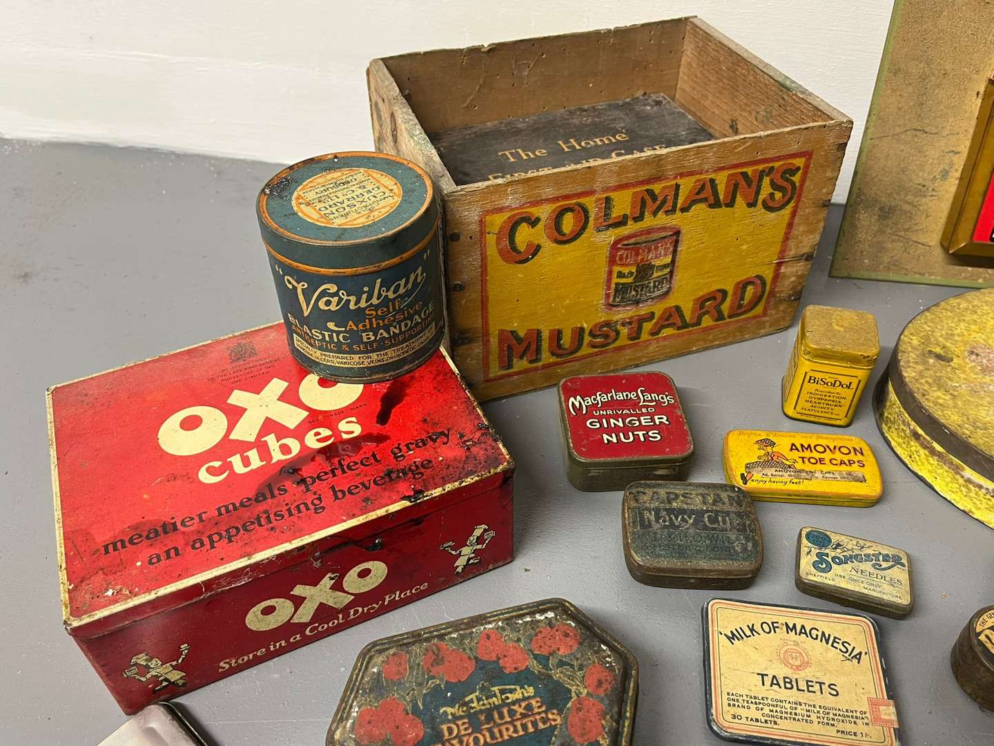 <p>Quantity of Advertising Tins&nbsp;</p>