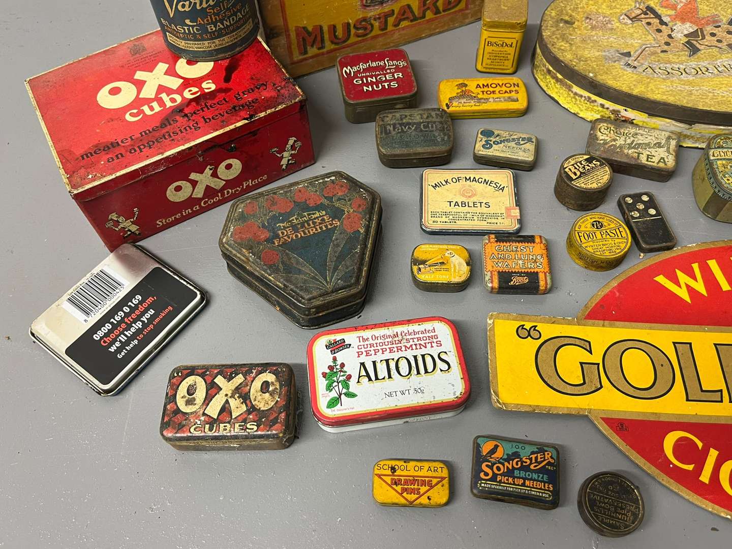 <p>Quantity of Advertising Tins&nbsp;</p>