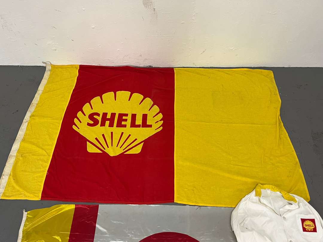 <p>Shell Liveried Flags and Over Coat (3)</p>