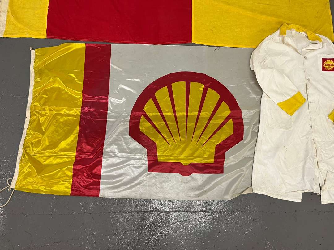 <p>Shell Liveried Flags and Over Coat (3)</p>