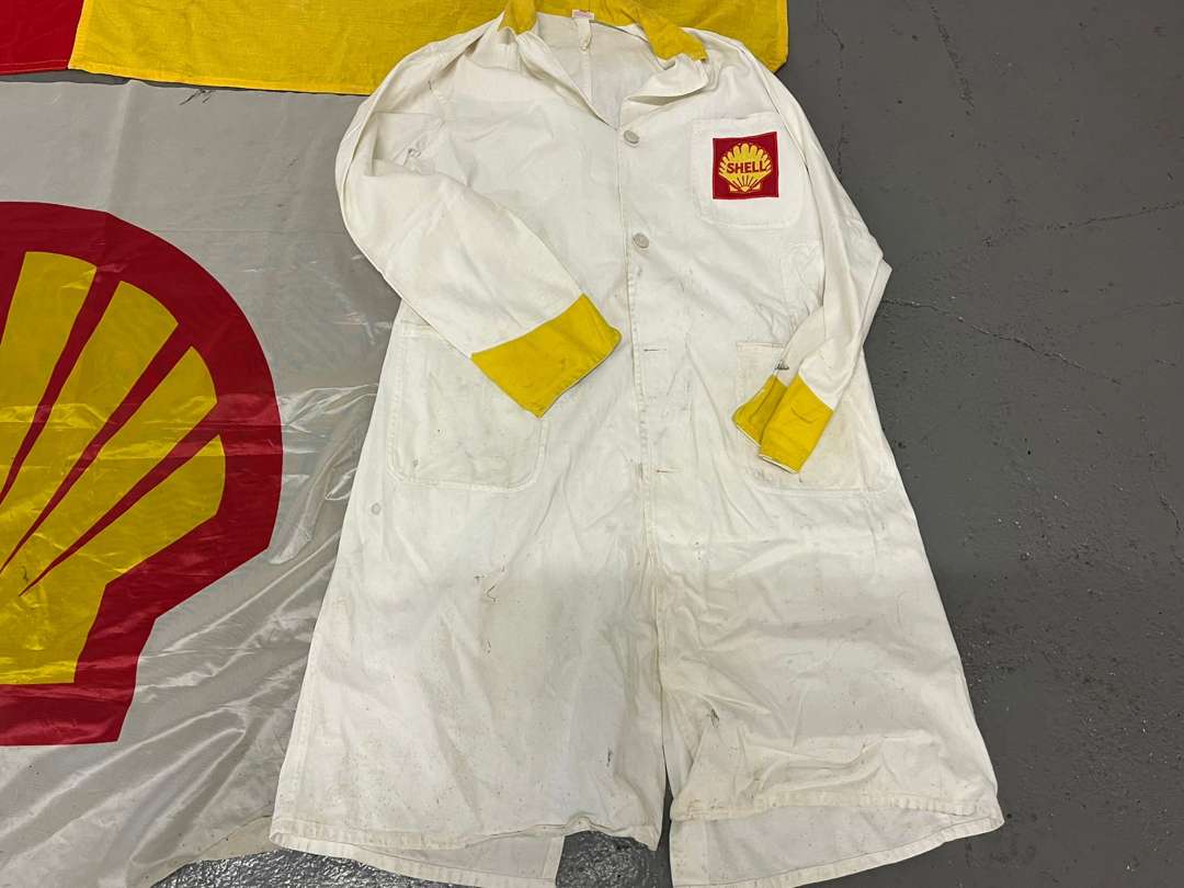 <p>Shell Liveried Flags and Over Coat (3)</p>