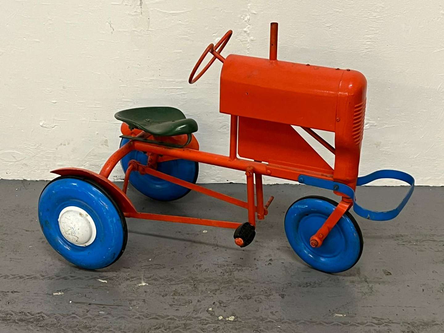 <p>Tri-ang Tin Plate Pedal Tractor</p>