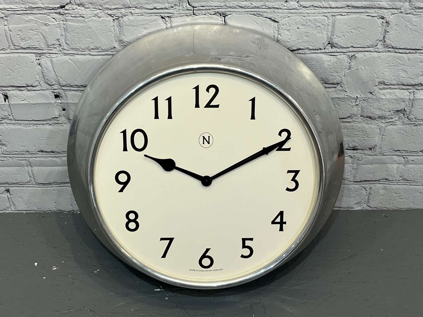 <p>Aluminium Framed Circular Wall Clock</p>
