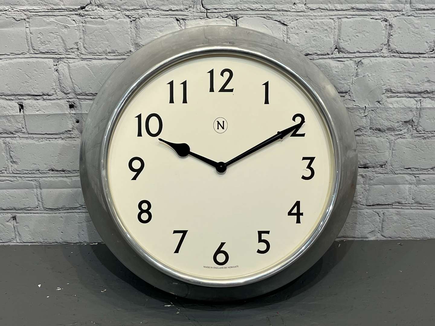 <p>Aluminium Framed Circular Wall Clock</p>
