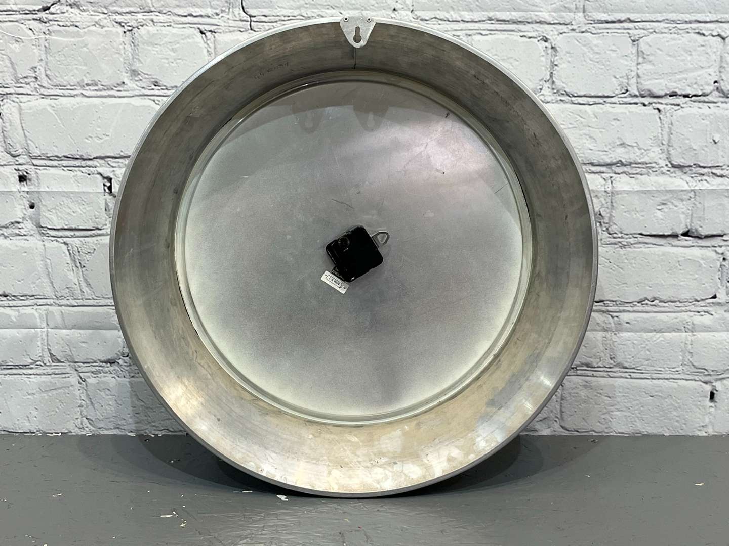 <p>Aluminium Framed Circular Wall Clock</p>
