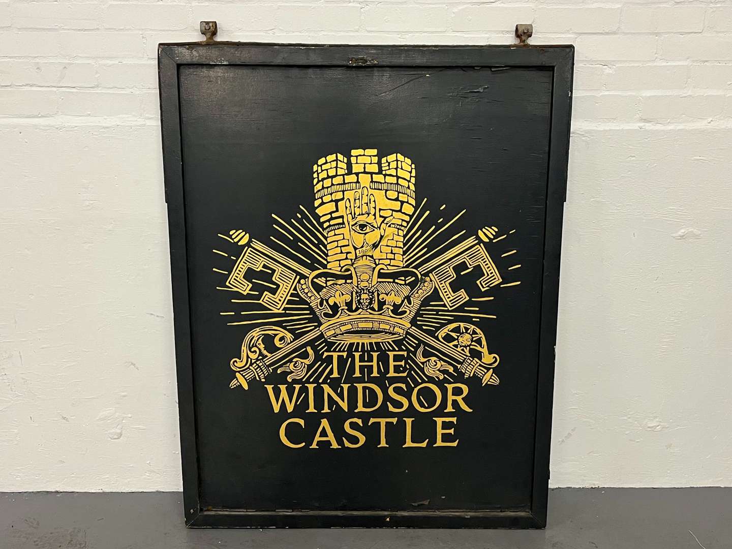 <p>The Windsor Castle Wooden Pub Sign</p>