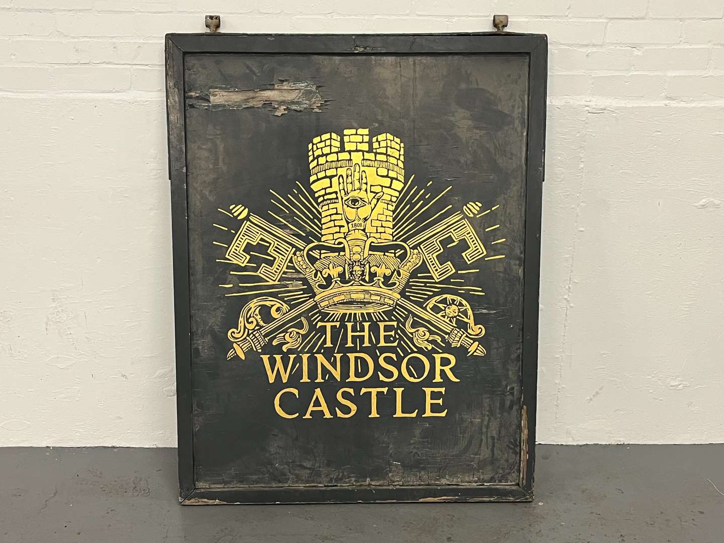 <p>The Windsor Castle Wooden Pub Sign</p>