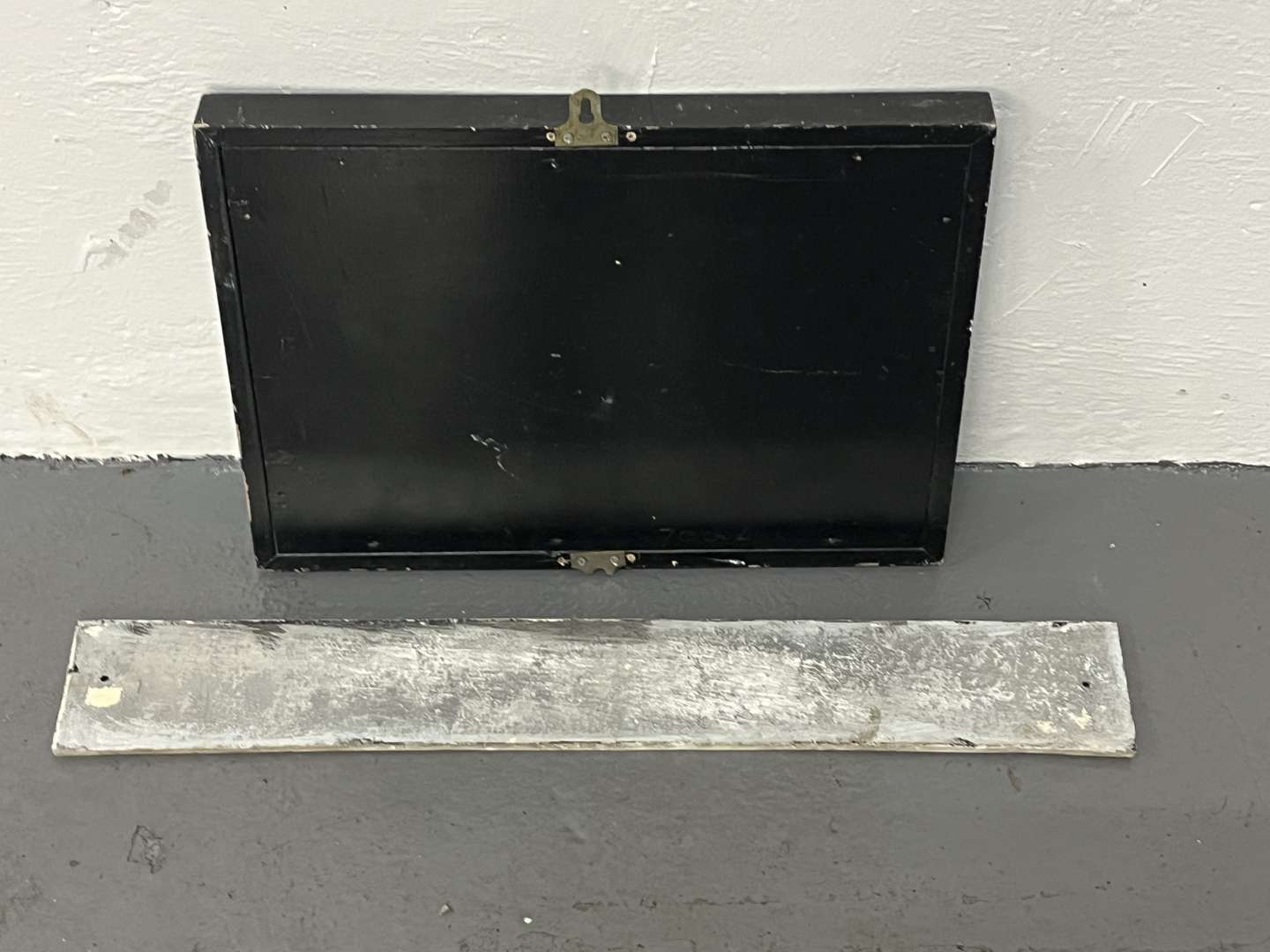 <p>Gentleman's Toilet Wooden Framed Sign and Waiting Room Sign (2)</p>