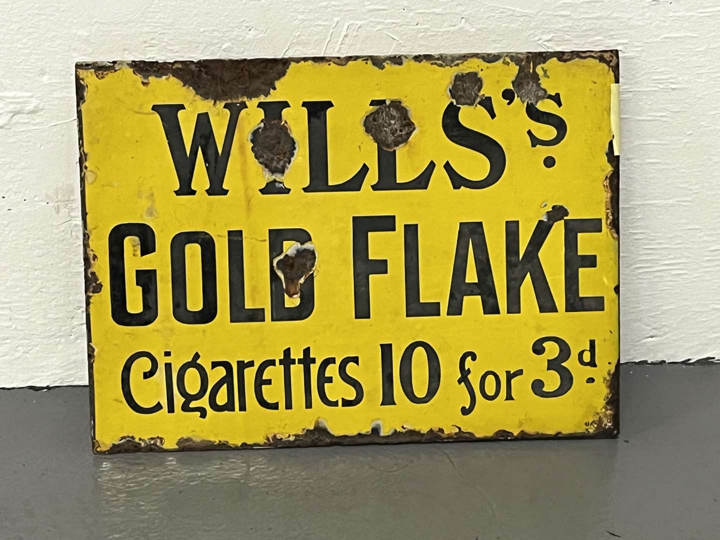 <p>Wills's Gold Flake Cigarettes 10 for 3d Enamel Flange Sign</p>