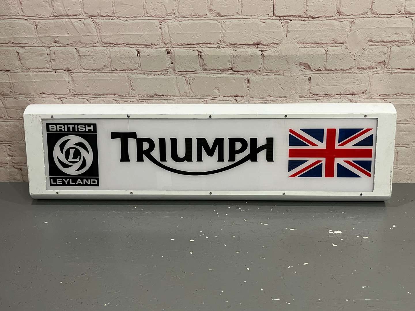 <p>Triumph Illuminated Sign&nbsp;</p>