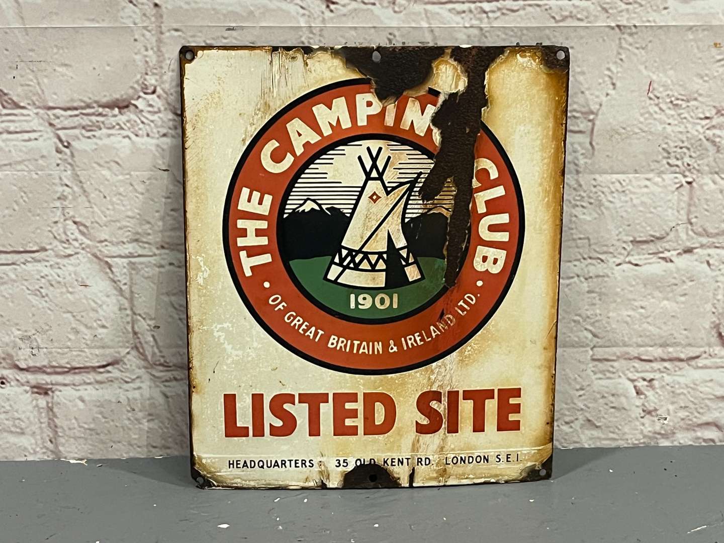 <p>The Camping Club Listed Site Enamel Sign</p>