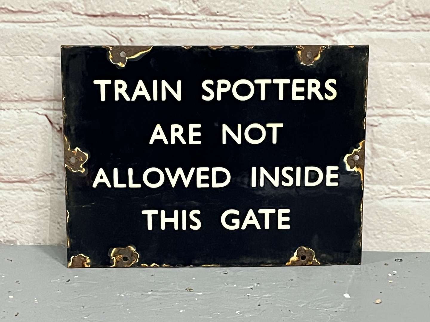 <p>Train Spotters Enamel Warning Sign</p>