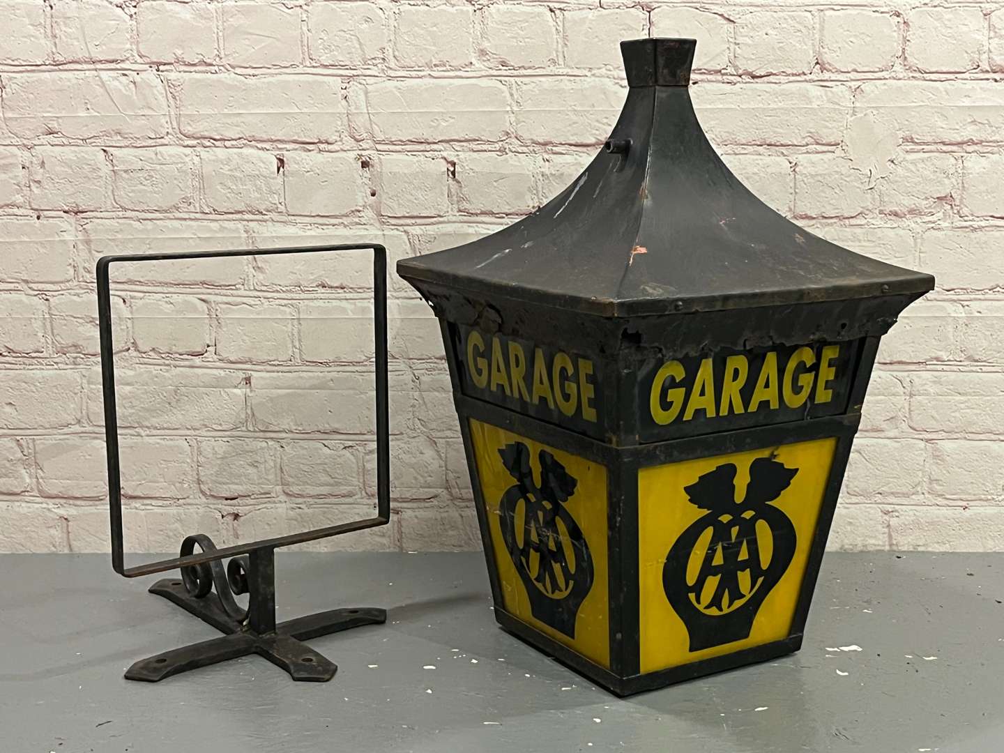 <p>AA Garage Wall Mounted Lantern&nbsp;</p>