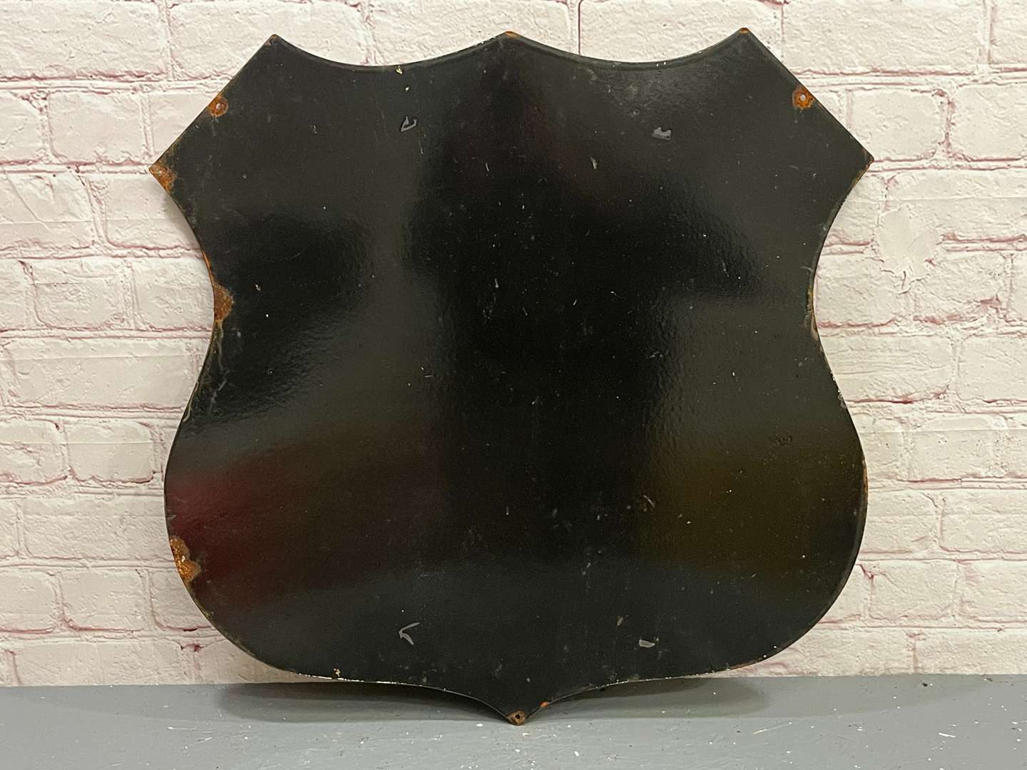 <p>Roadrunner Shield Enamel Sign</p>