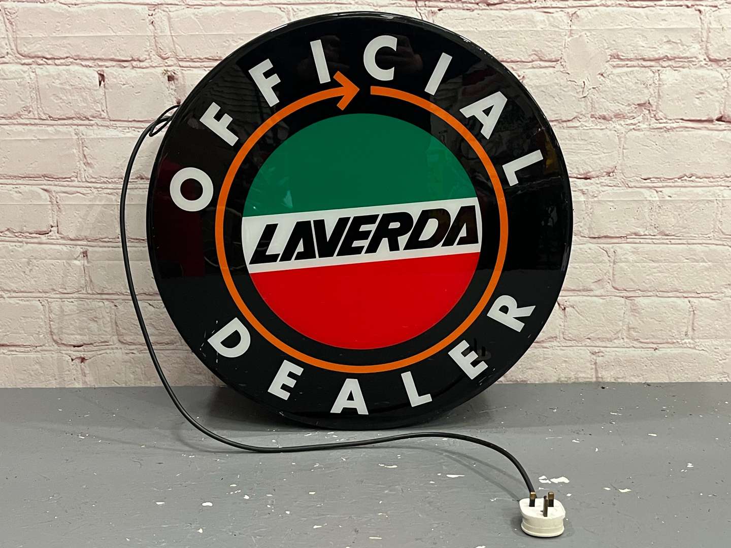 <p>Laverda Official Dealer Hanging Circular Illuminated Sign</p>