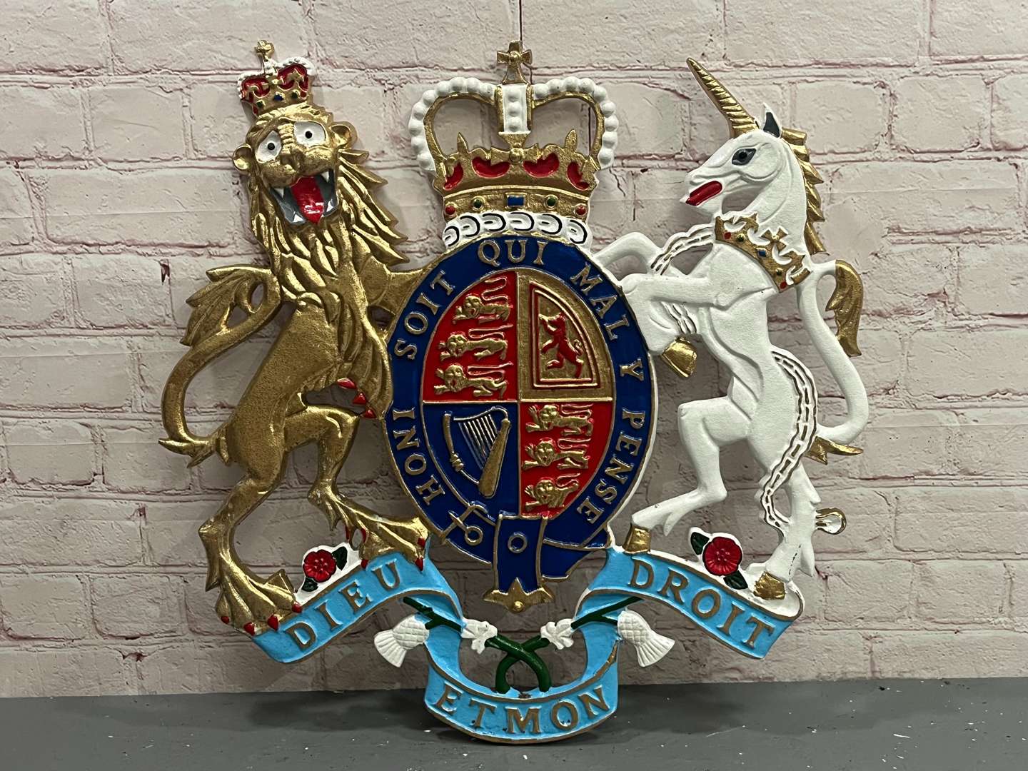 <p>Cast Iron Painted Royal Coast of Arms</p>