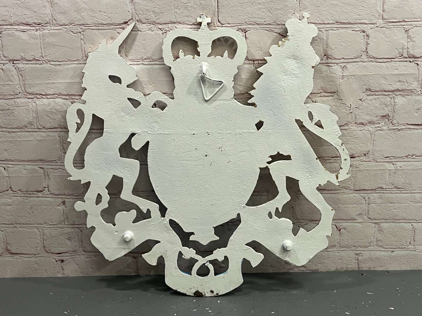 <p>Cast Iron Painted Royal Coast of Arms</p>