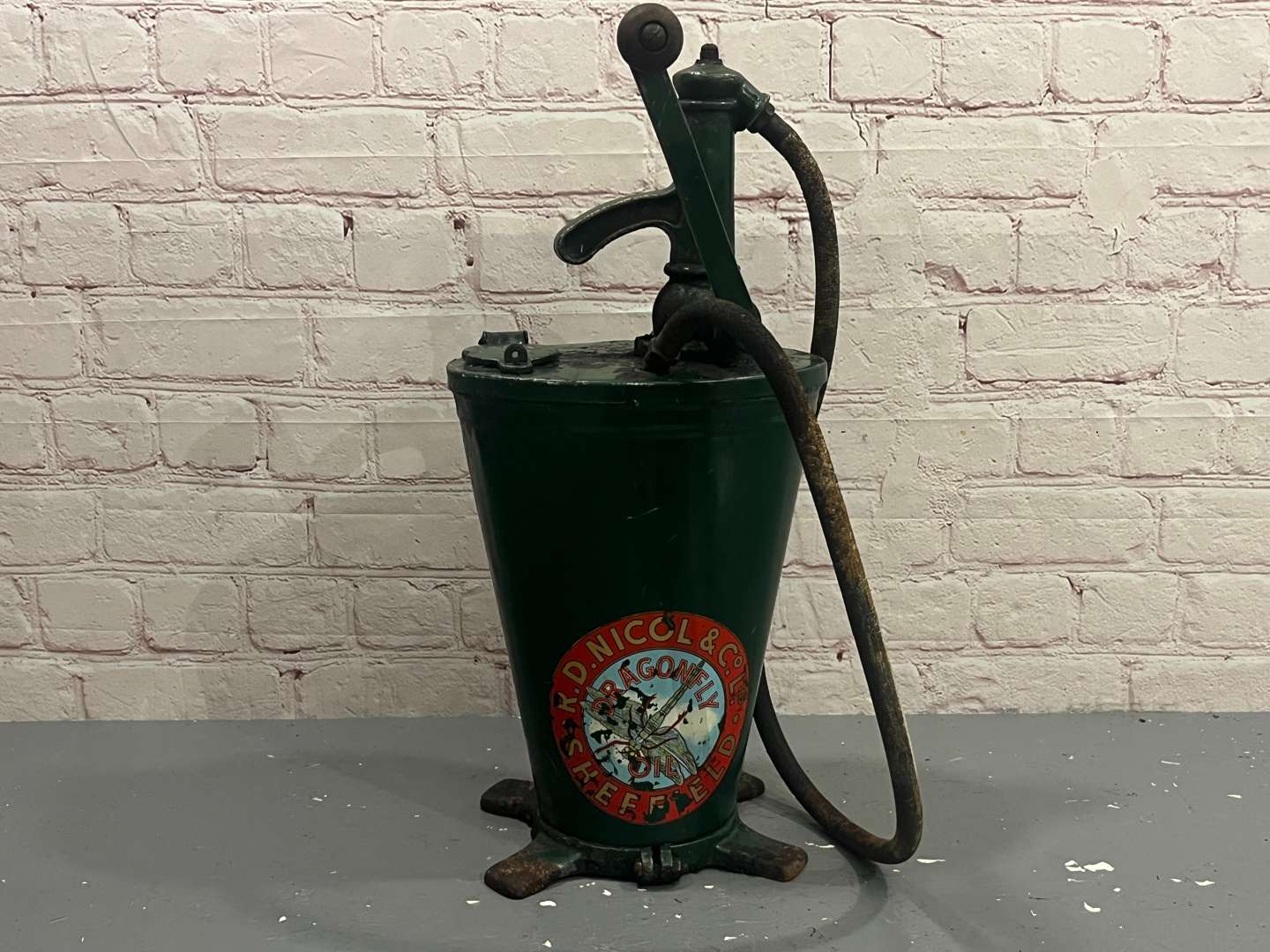 <p>Dragonfly Cranked Forecourt Oil Dispenser</p>
