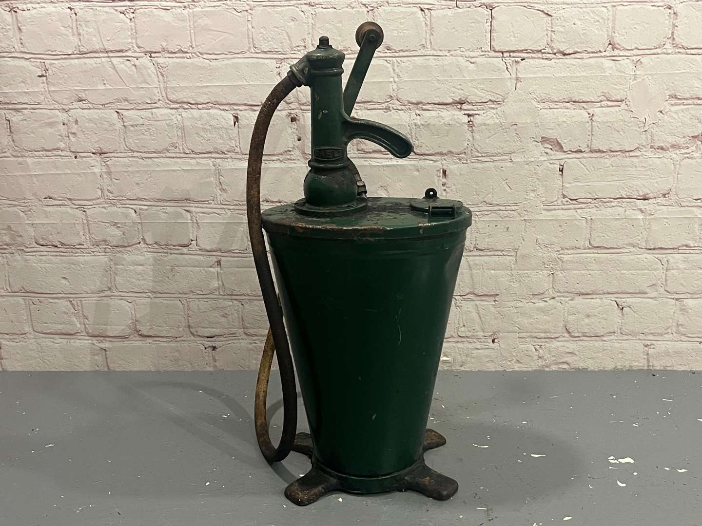 <p>Dragonfly Cranked Forecourt Oil Dispenser</p>