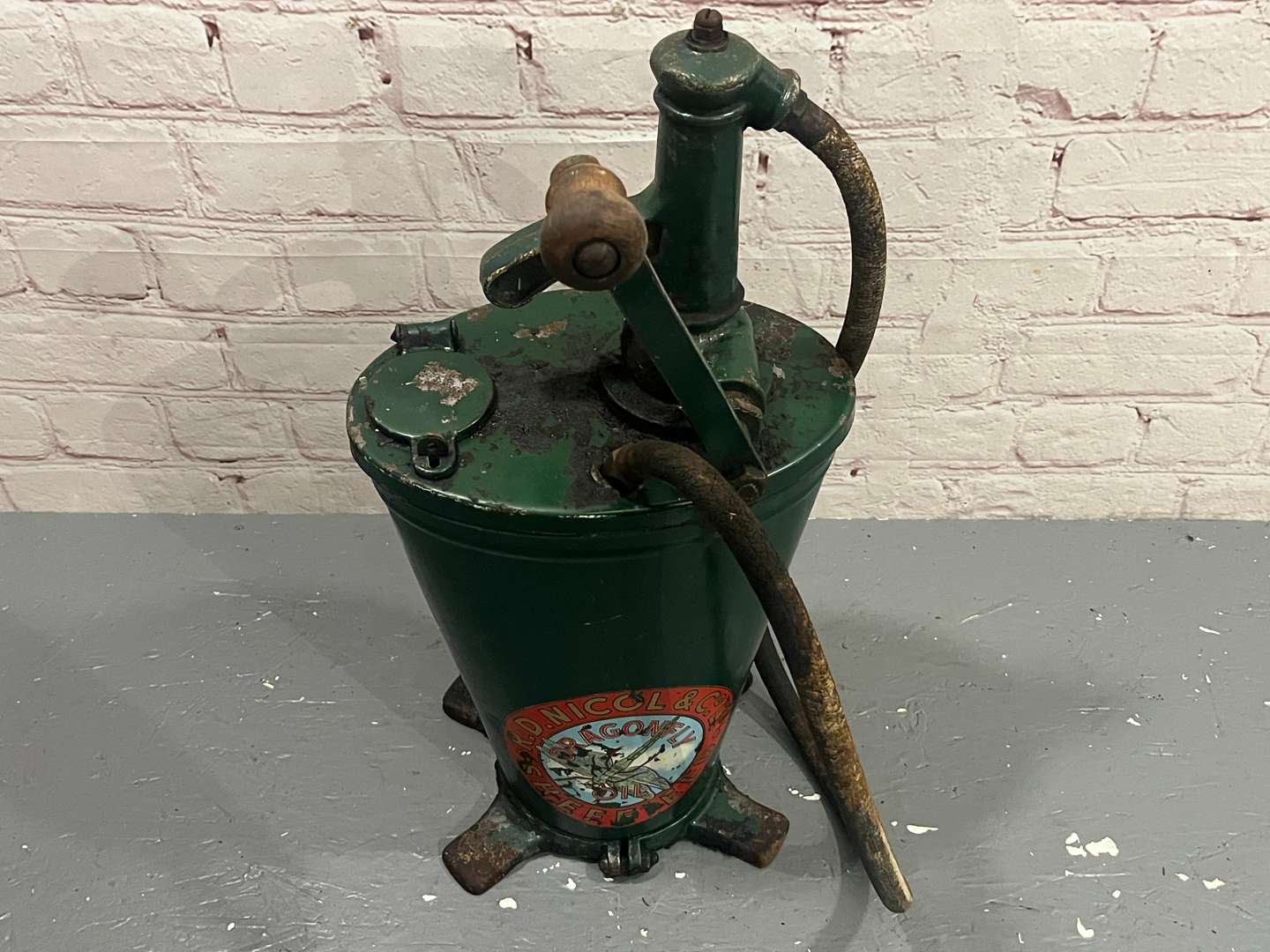 <p>Dragonfly Cranked Forecourt Oil Dispenser</p>