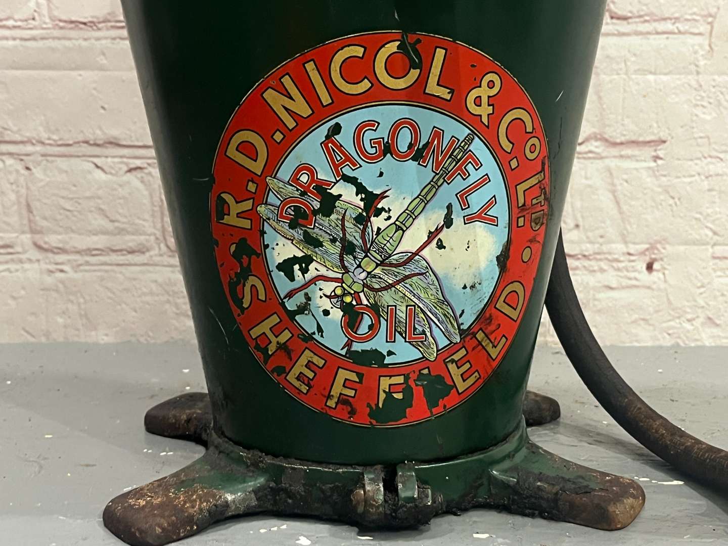 <p>Dragonfly Cranked Forecourt Oil Dispenser</p>