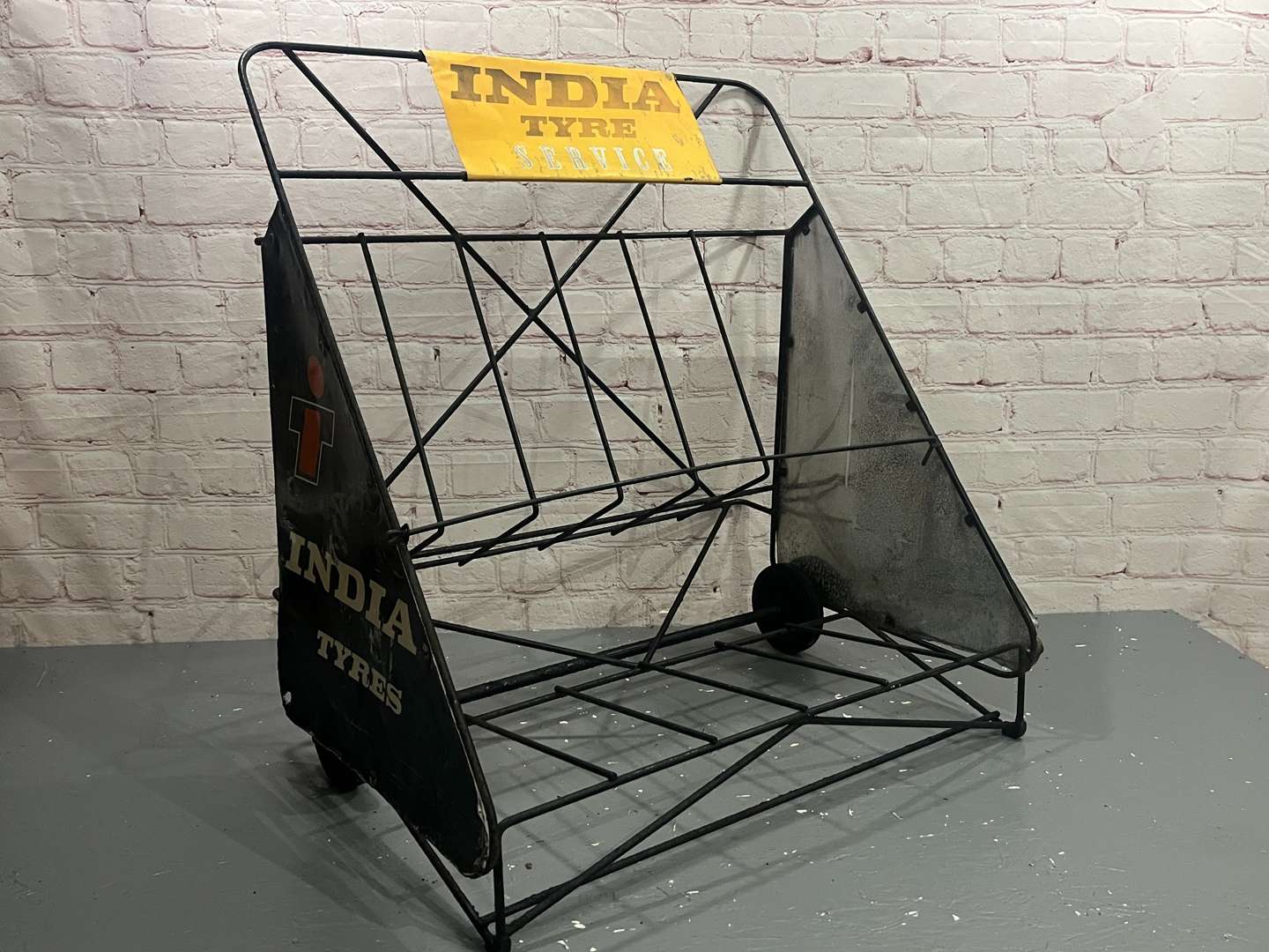 <p>India Tyres Wheeled Tyre Display Stand</p>