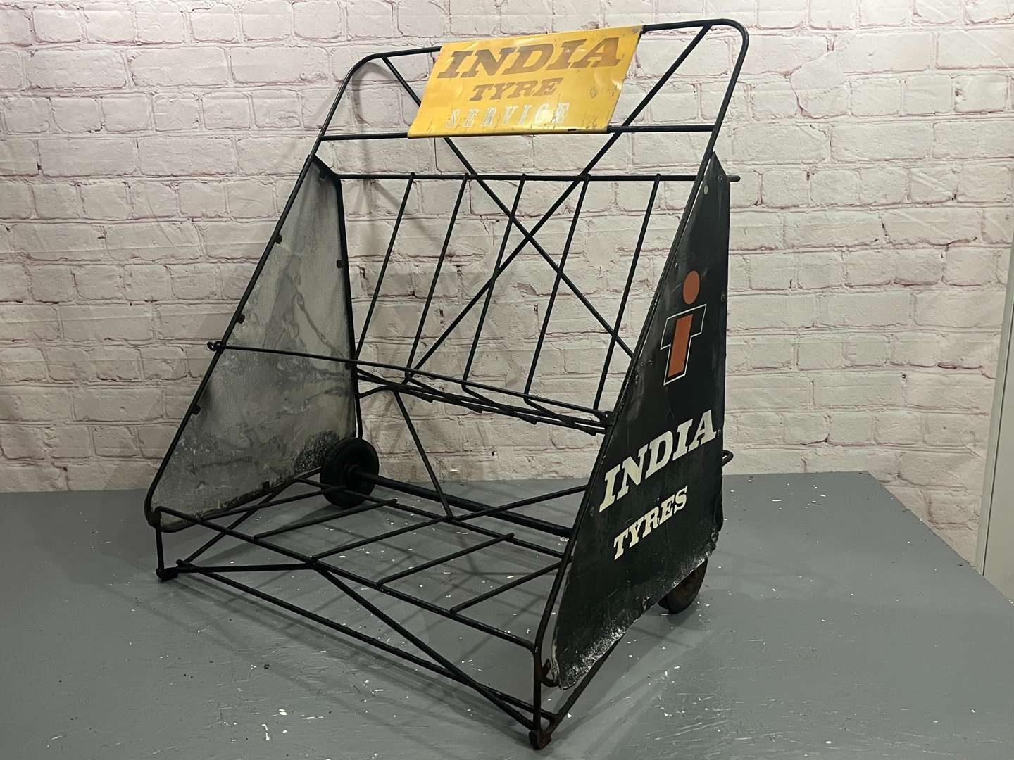 <p>India Tyres Wheeled Tyre Display Stand</p>
