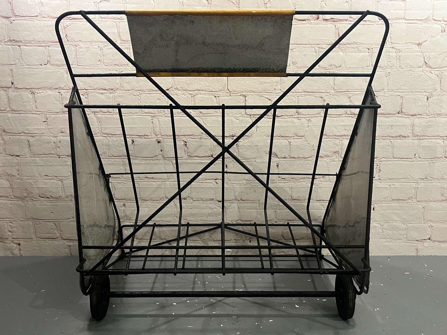 <p>India Tyres Wheeled Tyre Display Stand</p>