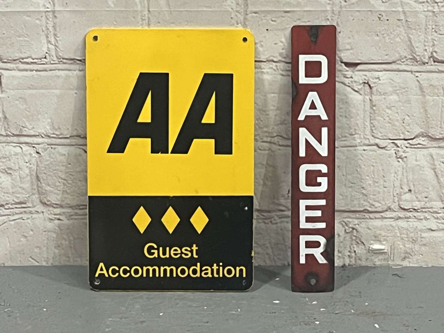 <p>AA Guest Accommodation and Enamel Danger Sign (2)</p>