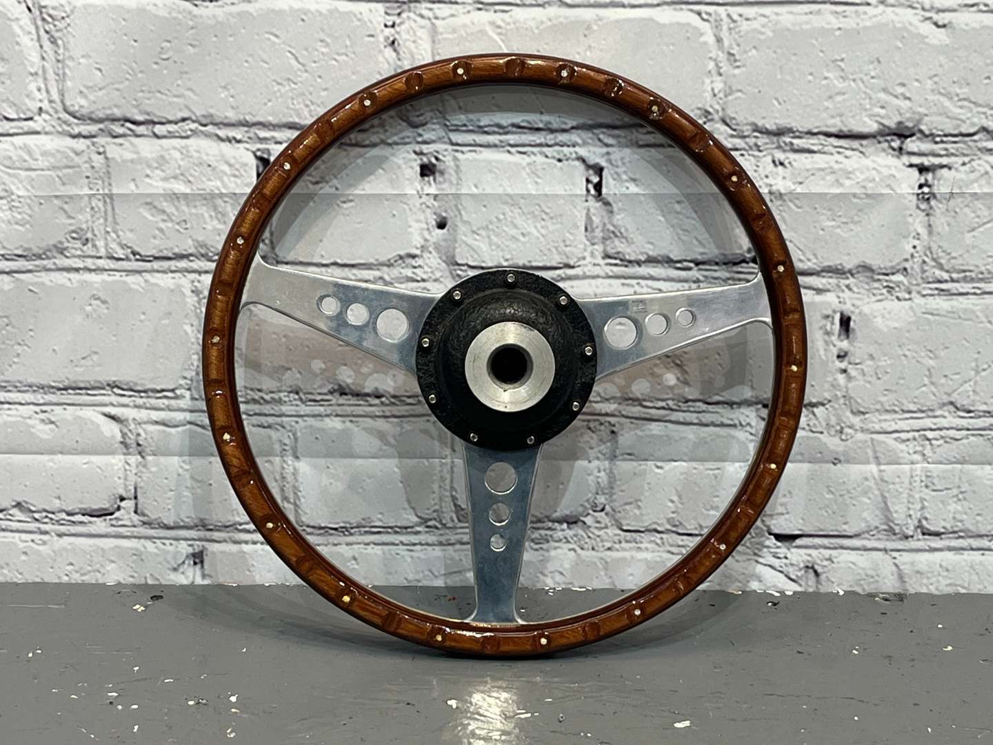 <p>Jaguar Moto-Lita Wooden Steering Wheel</p>