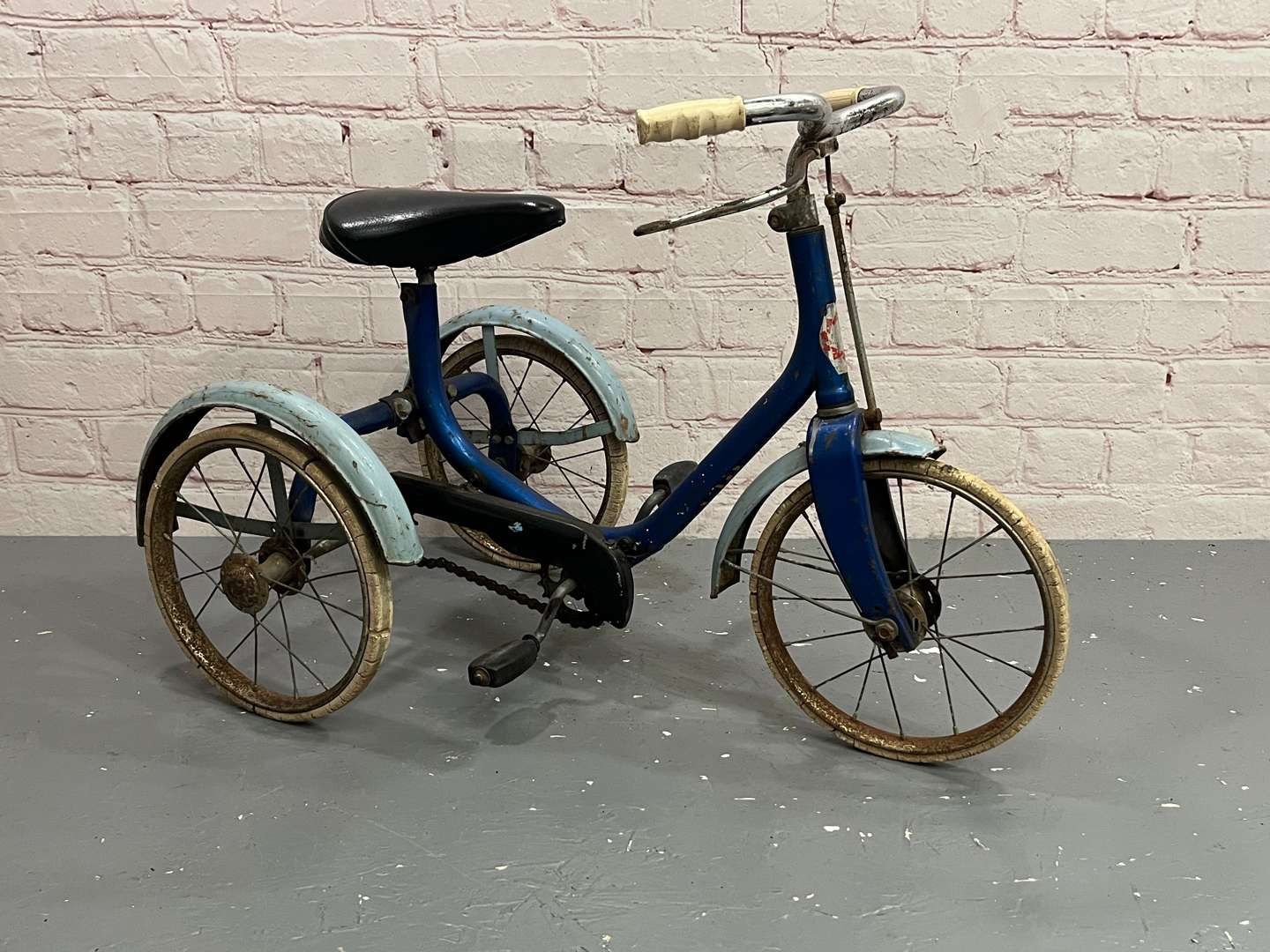 <p>Vintage Childs Tricycle</p>