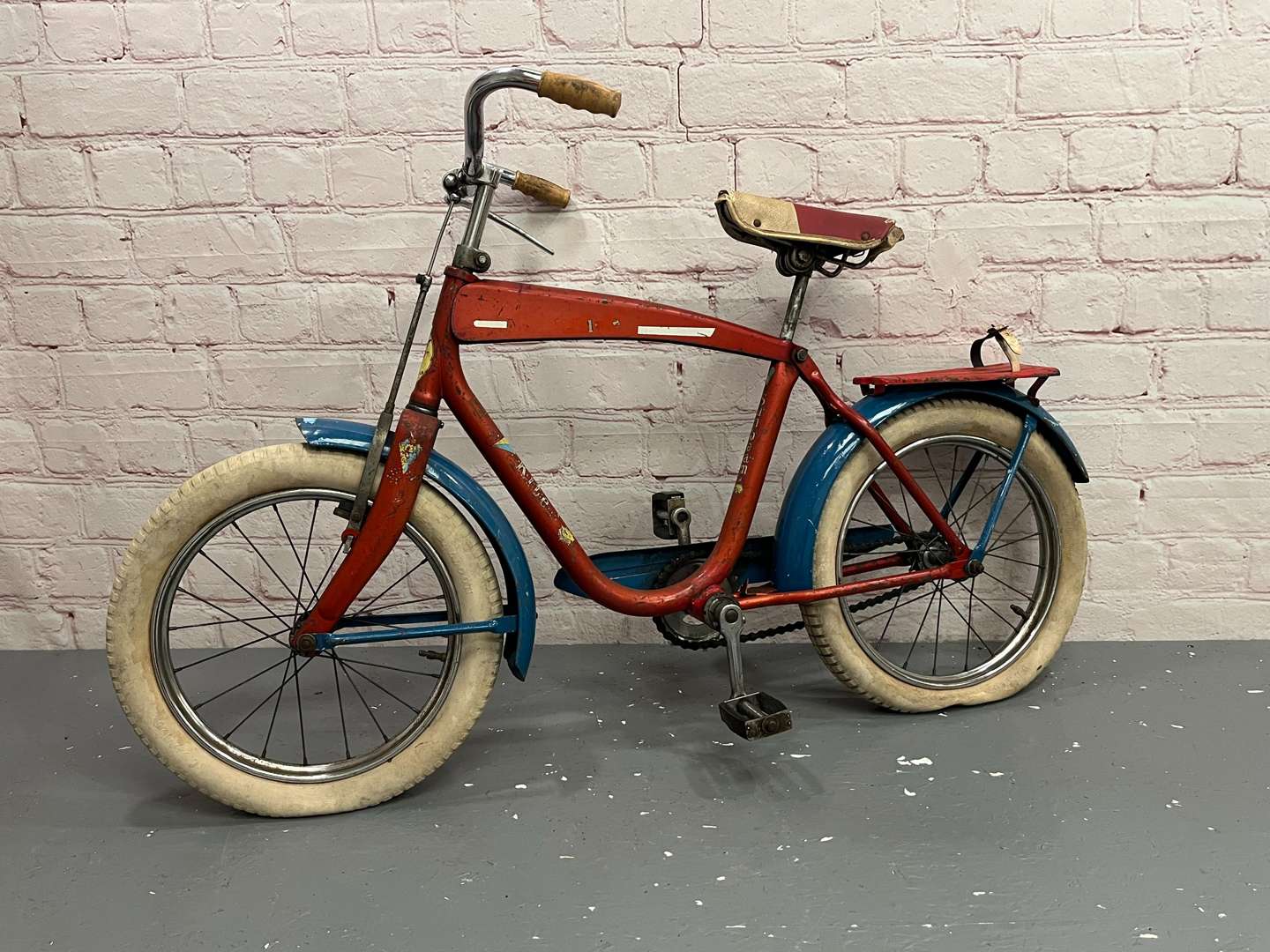 <p>Sunbeam Childs Bicycle</p>