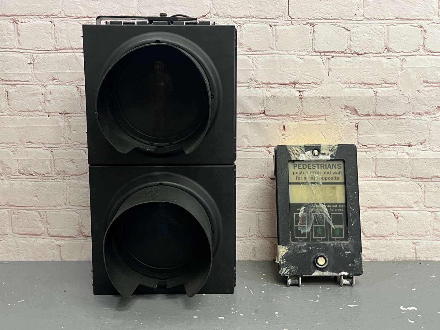 <p>Pedestrian Crossing Traffic Lights and Button (2)</p>