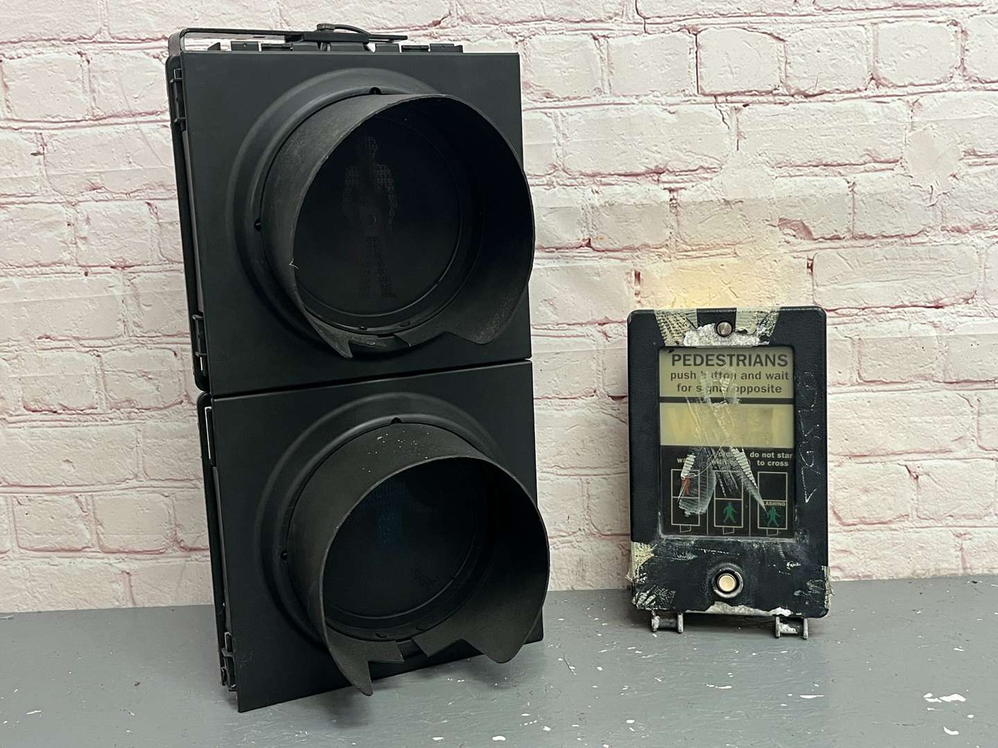 <p>Pedestrian Crossing Traffic Lights and Button (2)</p>