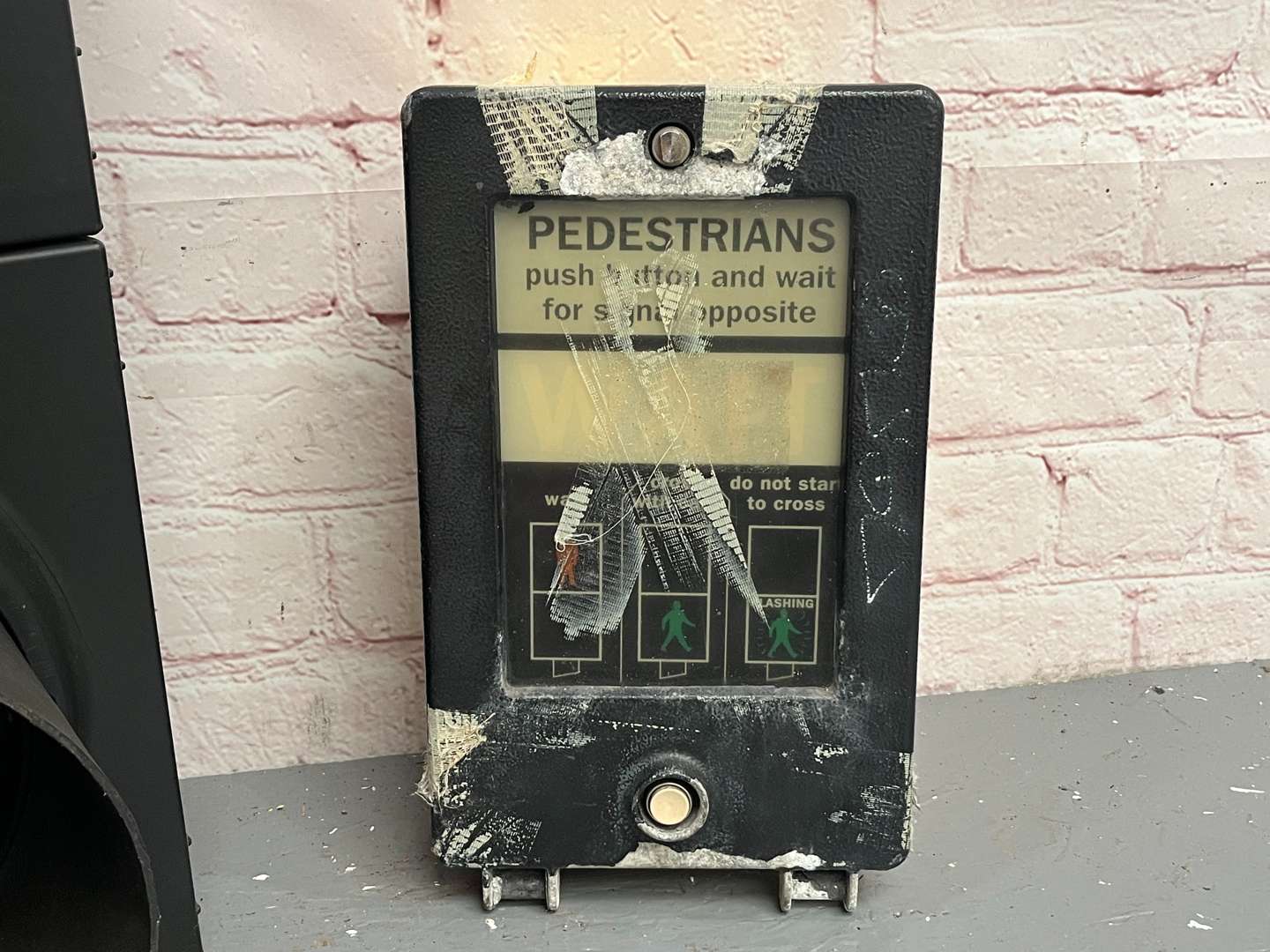 <p>Pedestrian Crossing Traffic Lights and Button (2)</p>