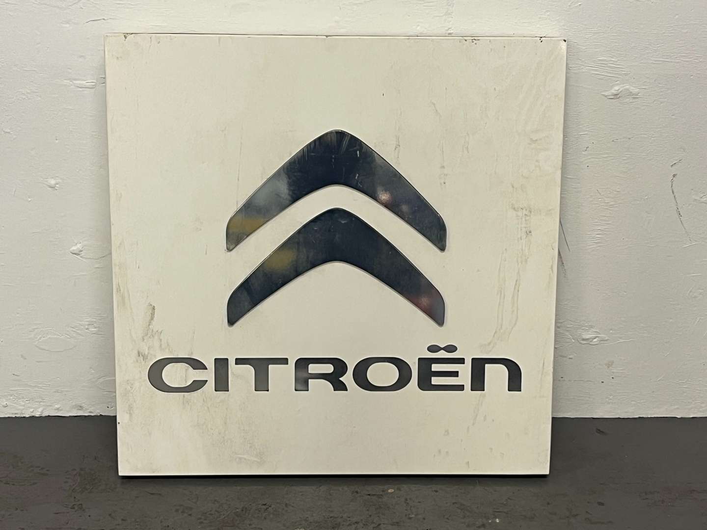 <p>Citroen Dealership Illuminated Sign</p>
