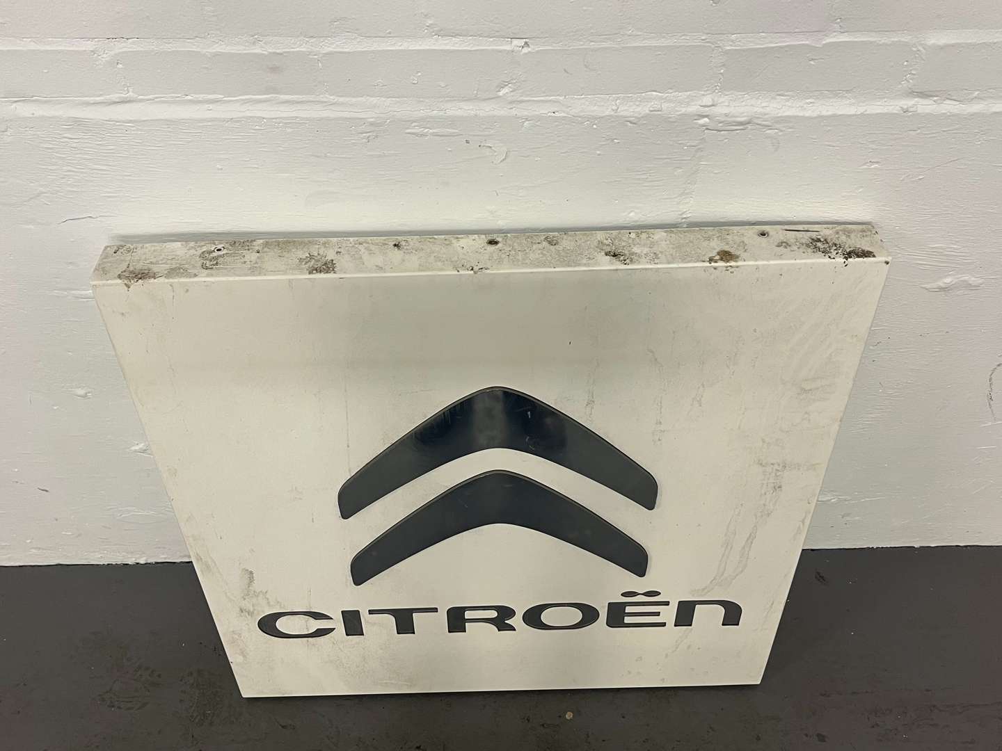 <p>Citroen Dealership Illuminated Sign</p>