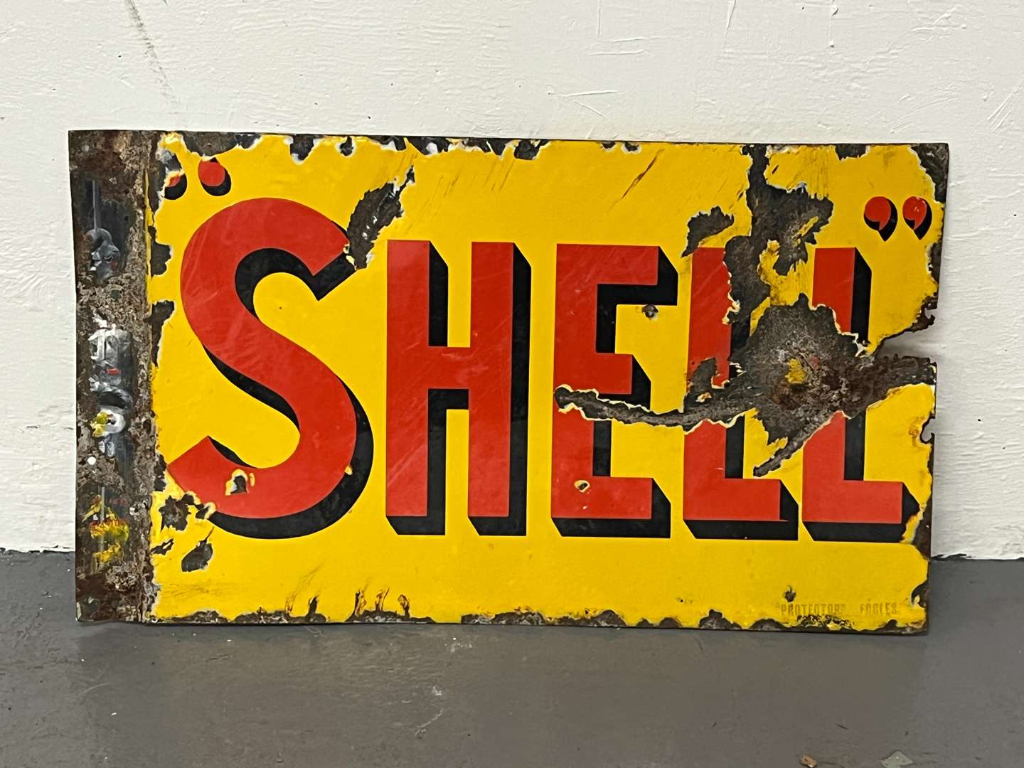 <p>Shell Enamel Flange Sign</p>