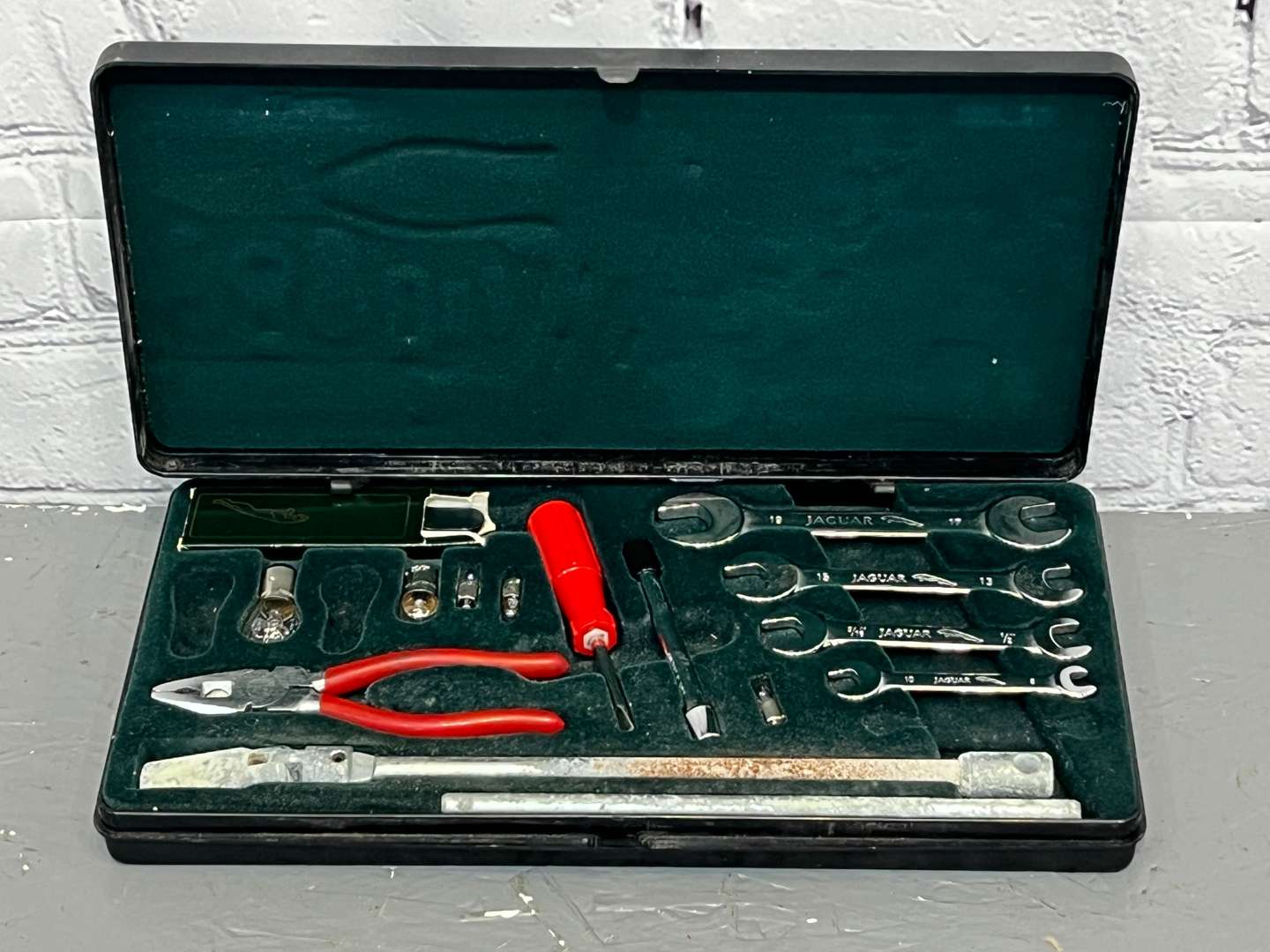 <p>Jaguar XJ40 Tool Kit</p>