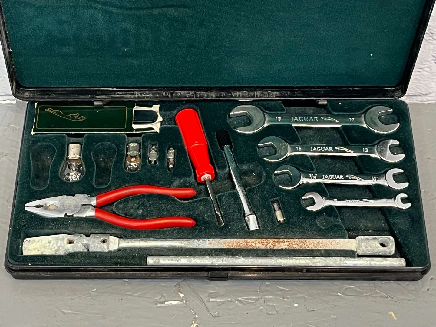 <p>Jaguar XJ40 Tool Kit</p>
