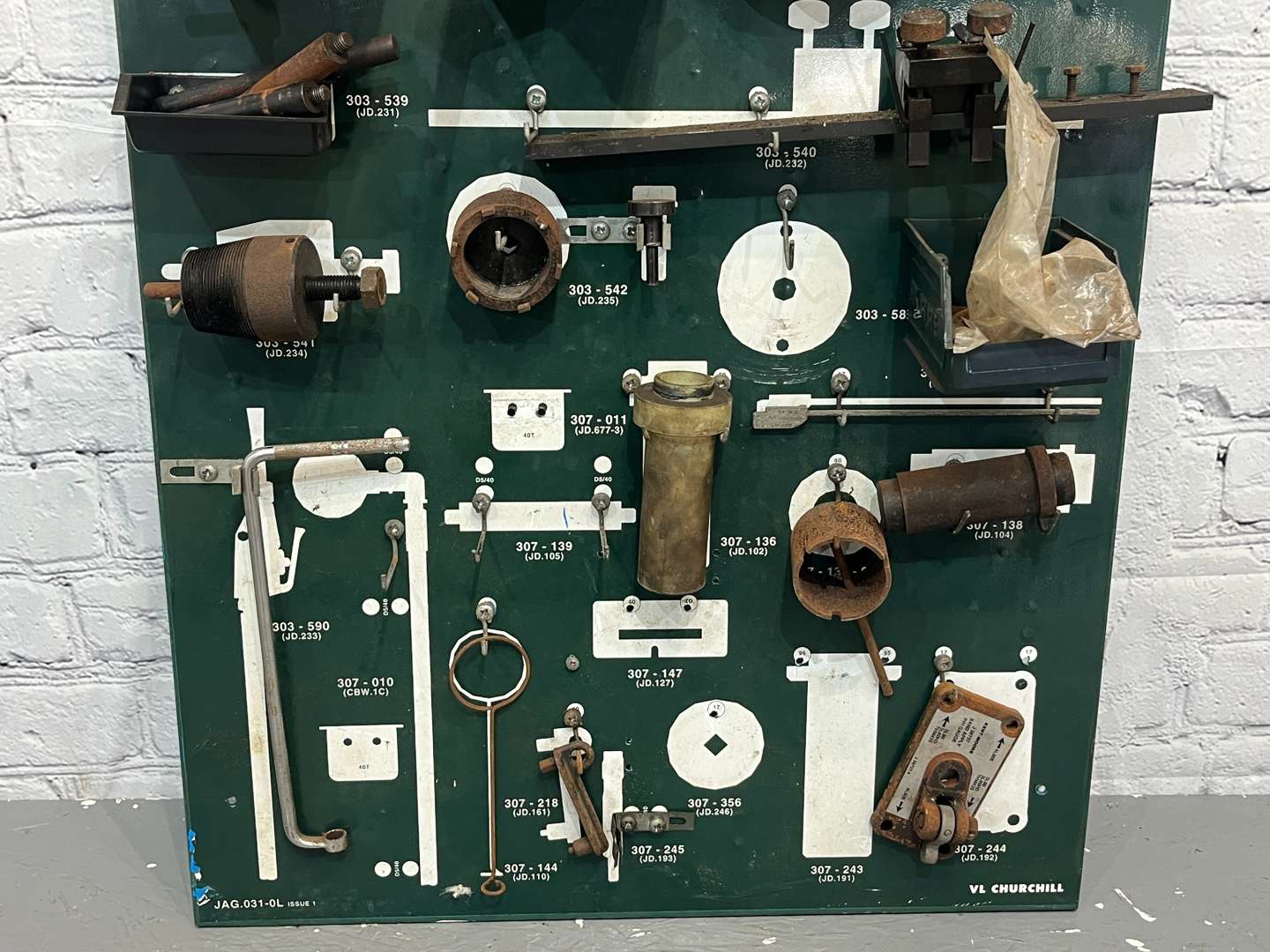 <p>Jaguar X100 & X300 Tool Board and Tools</p>