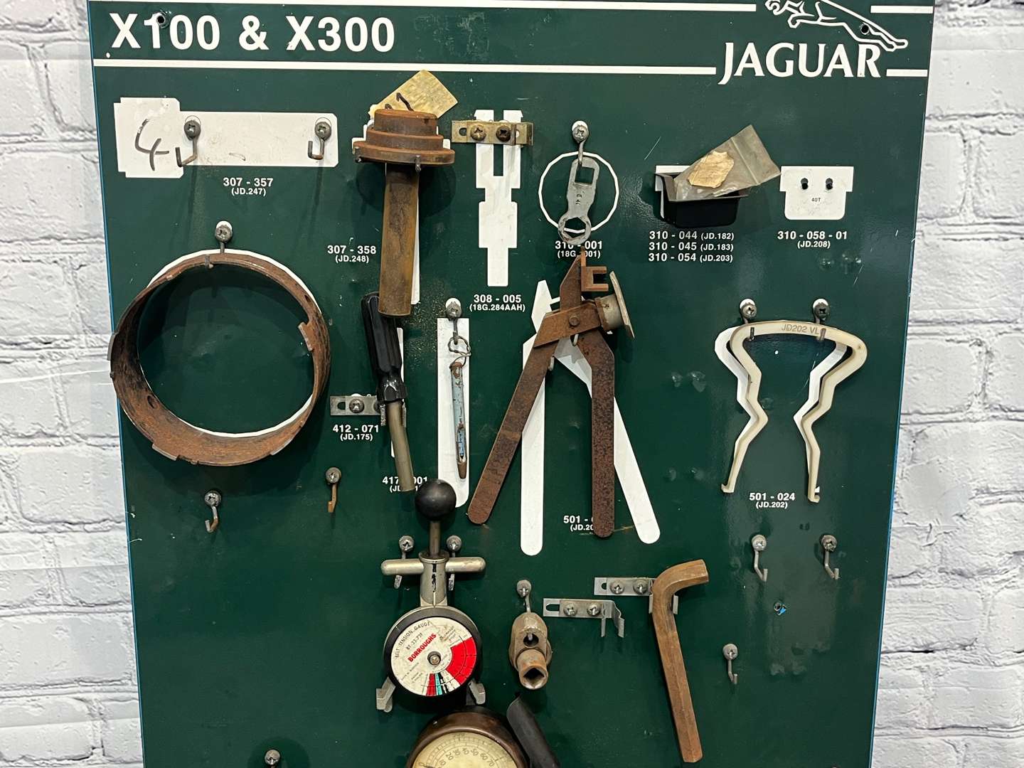 <p>Jaguar X100 & X300 Tool Board and Tools&nbsp;</p>