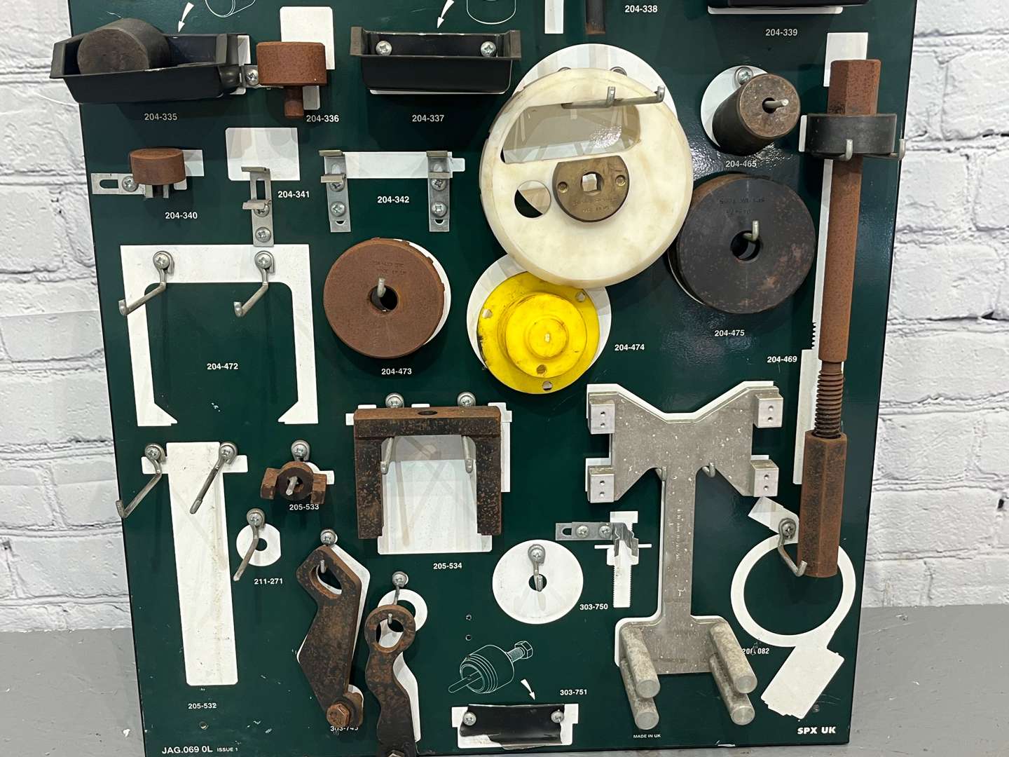 <p>Jaguar S-Type Tool Board and Tools&nbsp;</p>