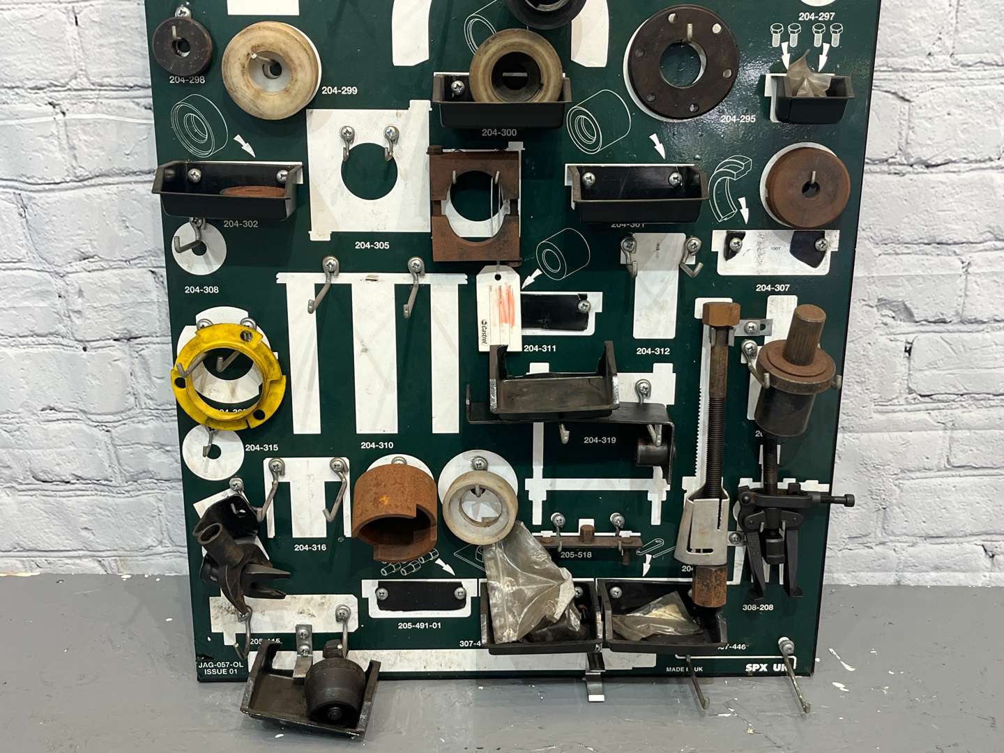 <p>Jaguar X-Type Tool Board and Tools</p>