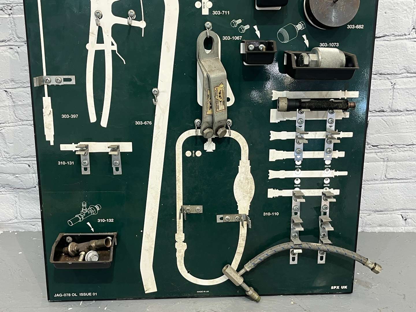 <p>Jaguar X-Type Tool Board and Tools&nbsp;</p>
