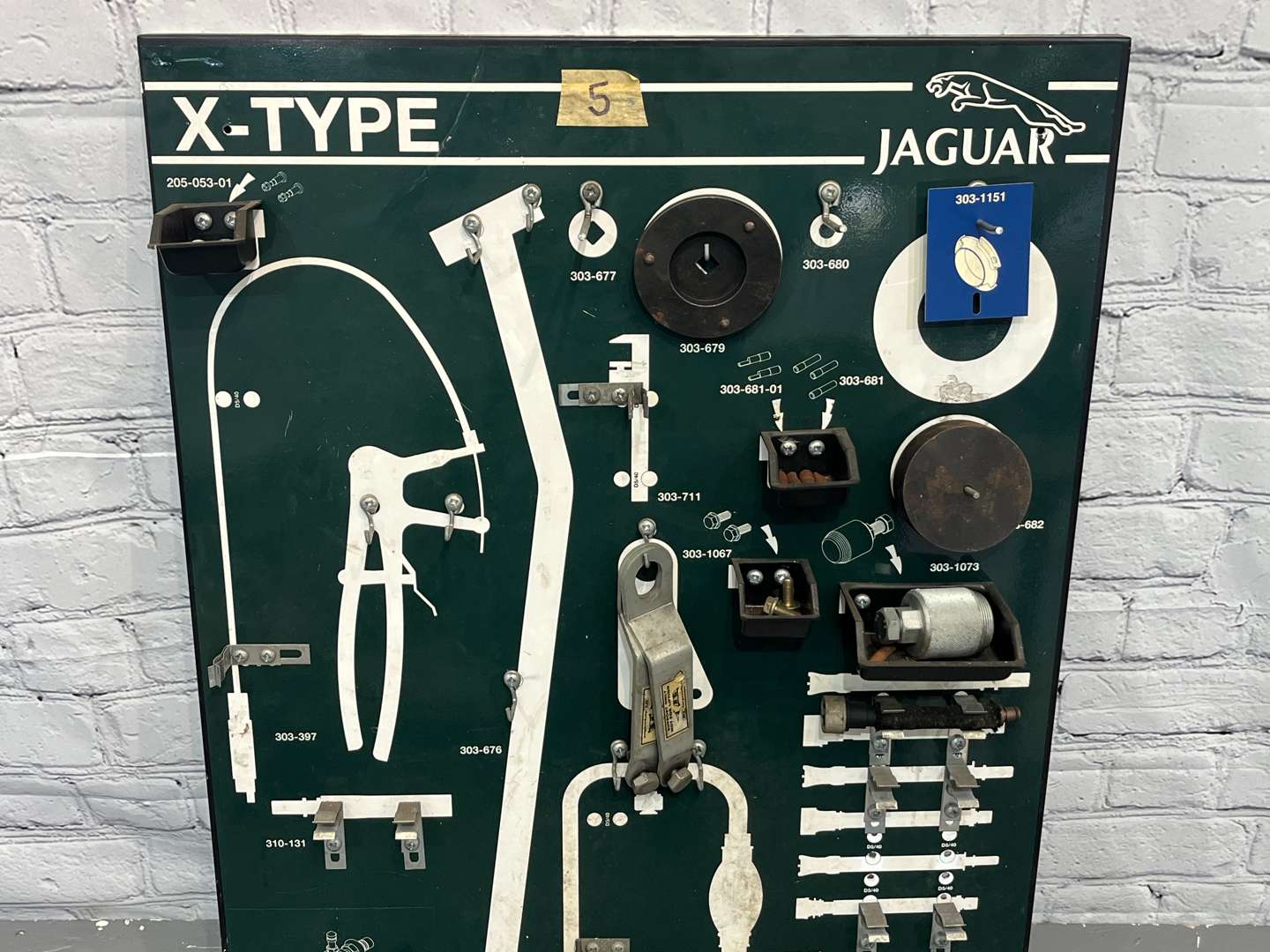 <p>Jaguar X-Type Tool Board and Tools&nbsp;</p>