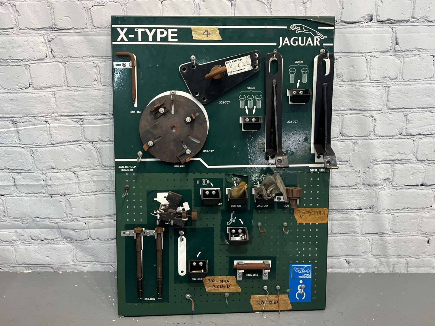 <p>Jaguar X-Type Tool Board and Tools&nbsp;</p>
