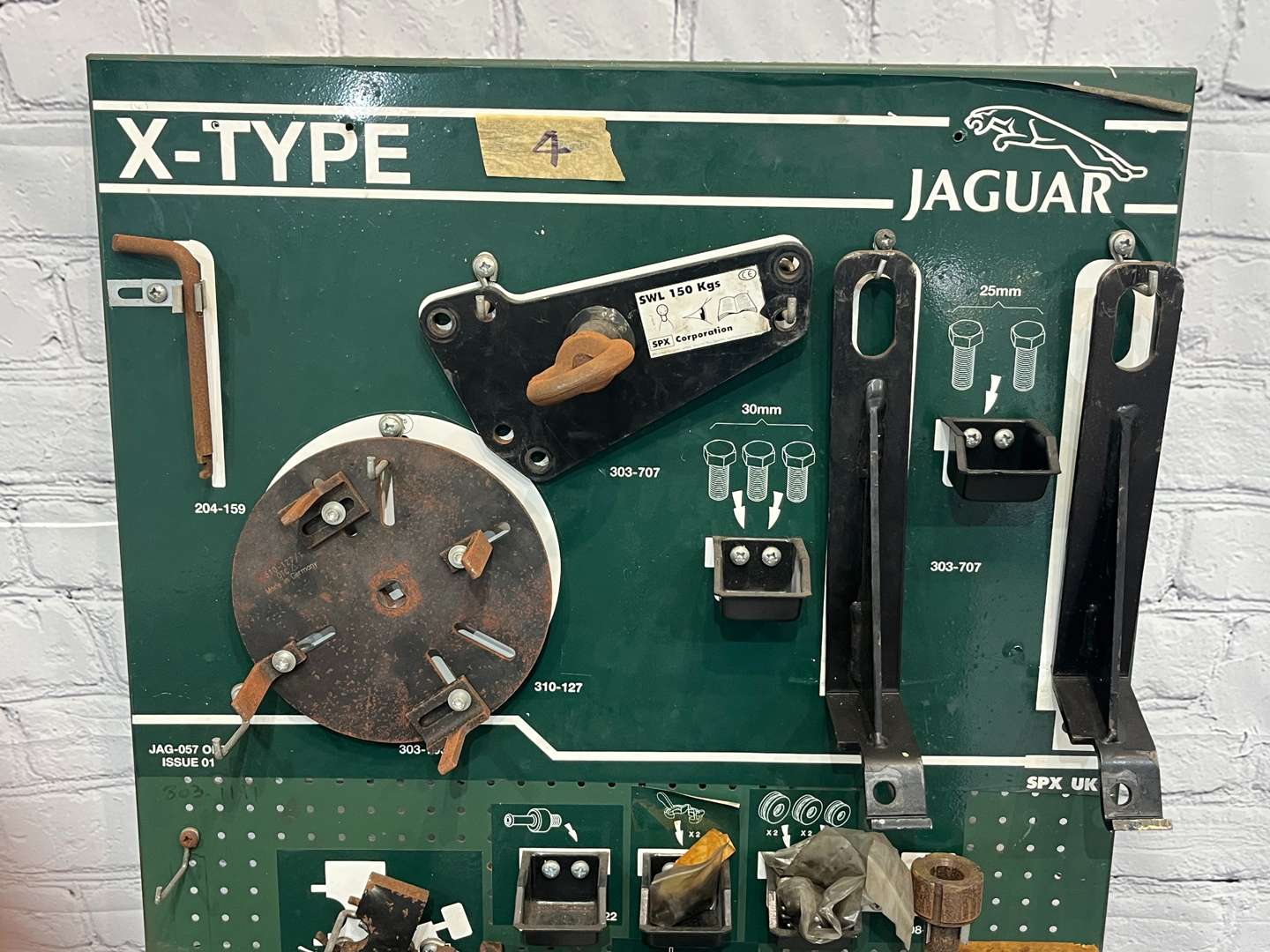 <p>Jaguar X-Type Tool Board and Tools&nbsp;</p>