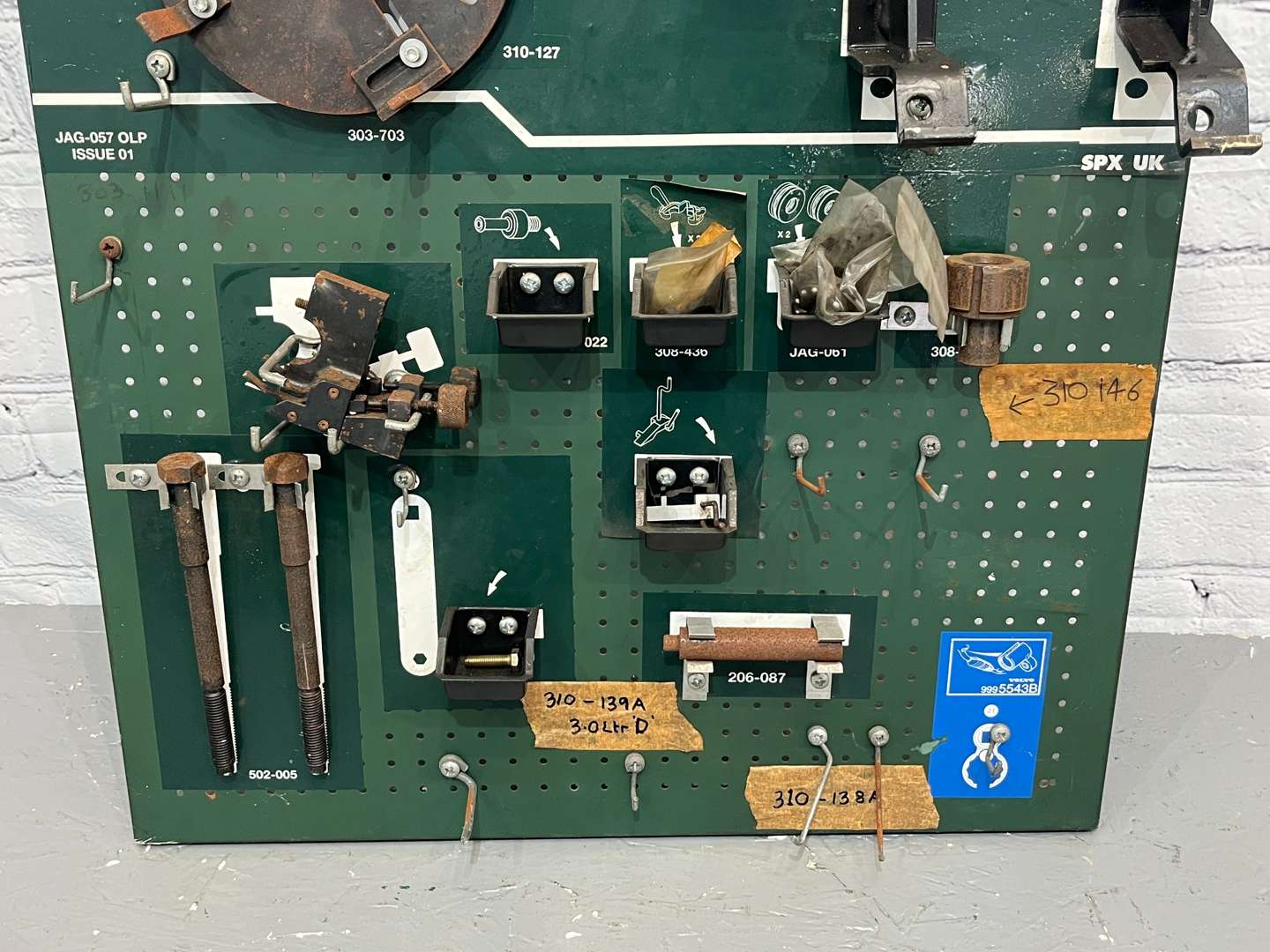 <p>Jaguar X-Type Tool Board and Tools&nbsp;</p>