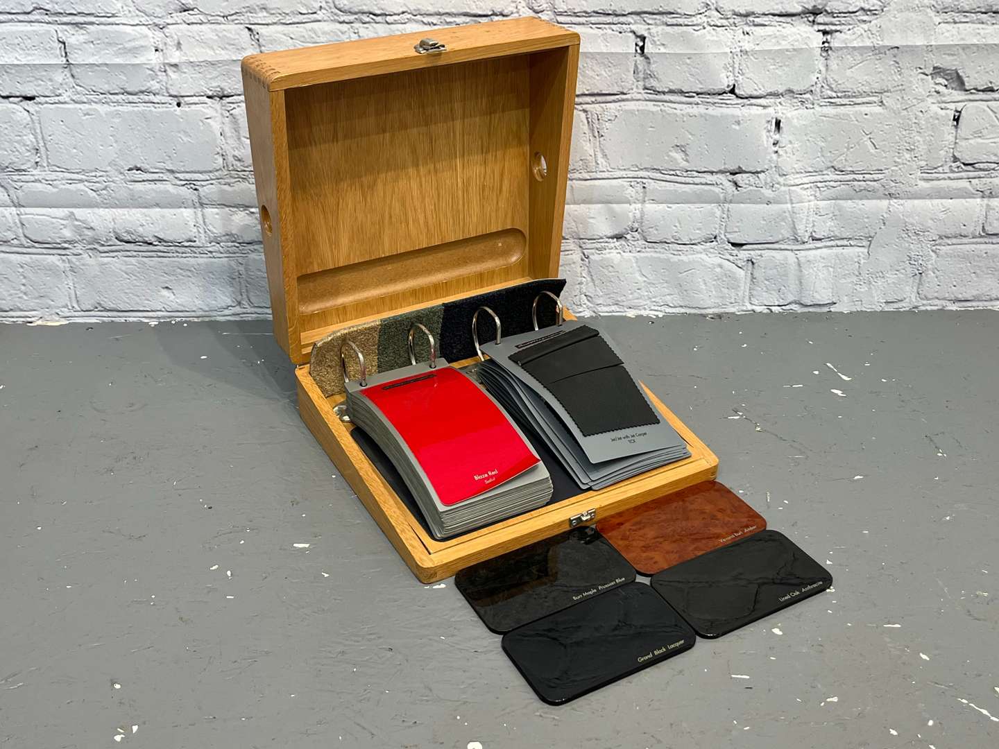 <p>Range Rover Autobiography Trim & Colour Boxed Set</p>